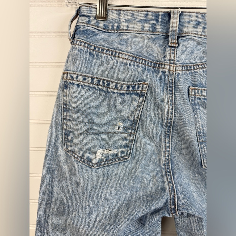 American Eagle women’s Mom Straight denim jean. Light/medium wash. Size 0 Reg - Picture 4 of 9